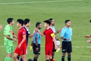 指着鼻子说！可以看出拜合拉木对决赛沙特裁判的判罚很不满意