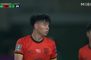 意识问题？王钰栋等球遭对手抢断无奈犯规
