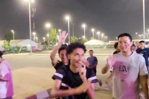 被追着嘲笑！中国球迷散场被外国球迷比0-4手势