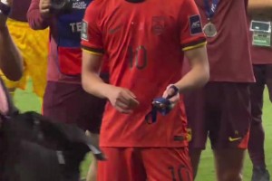 现场球迷：王钰栋看着给对手庆祝的烟花，心里一片落寞，差点落泪