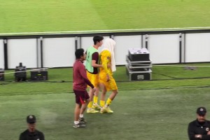 球迷实拍：赛后李昊非常自责，用毛巾擦眼泪，场下球迷喊话鼓励！