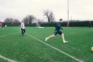 这射术不错啊！国外枪迷：约克雷斯场上射门次数太少了