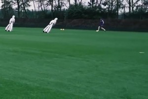 与曼联比赛前，赖斯苦练弧顶后插上的射门