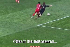 该死的安联门柱！场边视角看奥利塞内切远射中柱错失绝平！