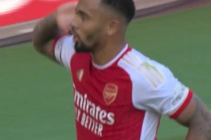 2023年，阿森纳主场迎战曼联，热苏斯补时阶段打进了这粒进球