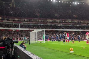 2024年，阿森纳雨夜战红魔，这记角球堪称精彩