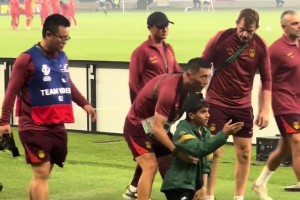 吓于大宝一跳！实拍：U23亚洲杯决赛场边两个沙特球童剑拔弩张