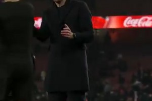 曼联球迷在酋长球场为卡里克高唱