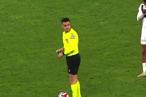 土耳其出现离奇一幕：球员罚任意球时让裁判离开，随后连吃两黄！