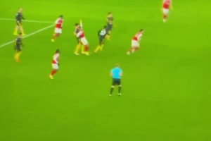 枪迷吐槽：马奎尔像玩玩具一样把加布里埃尔扔来扔去