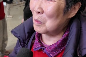 球迷奶奶专程为U23接机：李昊很谦虚，看他哭着走了我也很难过