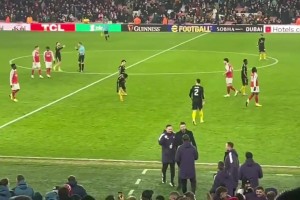 在酋长球场获胜后，卡里克第一时间向他的教练团队表示祝贺