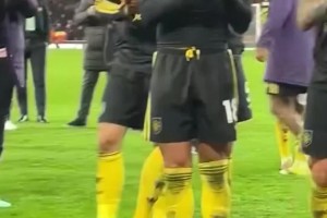 赛季末离队！比赛结束后，曼联球迷在酋长球场为卡塞米罗高唱赞歌