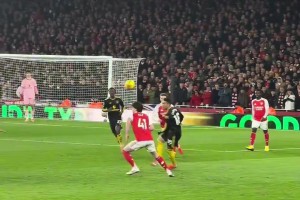 曼联球迷实拍：他们把阿森纳球员耍得团团转，简直像小孩子一样！