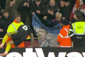 双重美好！曼联客胜枪手赛后，利马和不远万里而来的父亲相拥庆祝