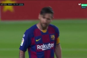 当年皇马提前锁定冠军！梅西精彩任意球破门后非常生气