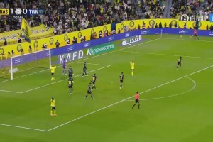 可惜！马内晃开防守，内切起脚兜射击中立柱