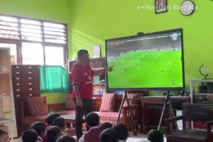 在印尼的某个学校，播放曼联对阵阿森纳的比赛来增强学生的自信心