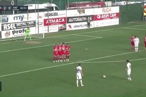 太可惜了！土耳其球队十分角任意球被裁判吹掉，他认为没过门线！