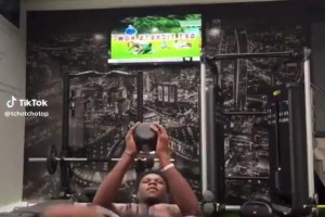 琼阿梅尼晒出自己的健身训练视频，这身材不得不说女孩子会喜欢~