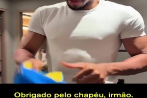 维尼修斯此前送给字母哥一件巴西球衣，字母哥打趣：这也太大了~