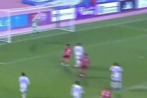 看傻了！门将门前玩火将球拍到立柱弹进球门被绝杀！