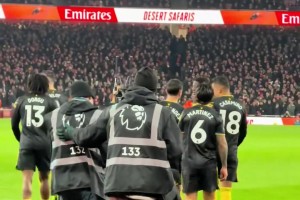 利马太坏了！庆祝进球时，将正在系鞋带的迪亚洛撞倒