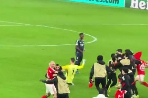 这就是足球的魅力！门将特鲁宾读秒进球！本菲卡极限晋级附加赛！