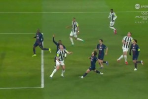 巴黎禁区内解围失误！丹-伯恩头球摆度助攻，威洛克跟进头球破门