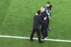 赛后穆里尼奥与阿韦洛亚拥抱致意