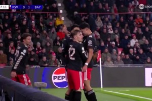 复出首球！穆西亚拉小角度爆射打破僵局！卡尔禁区内送助攻！