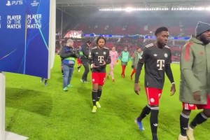 站出来了！乌尔比希领取最佳球员奖杯！