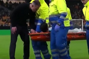19岁儿子在对阵贝蒂斯时遭遇膝盖重伤，范佩西拦下担架安慰