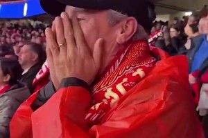 你怎能不爱足球！时隔20年本菲卡球迷带父亲见证球队奇迹之夜