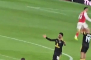 心态不同！阿玛德和姆贝莫对拉门斯传球失误的反应