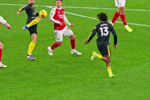 英超官方再次慢镜头回顾多尔古世界波破阿森纳大门