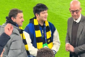 获赠多特球衣！樊振东现场观战多特对阵国米欧冠比赛！