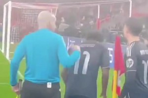 罗德里戈走过来告诉居莱尔被换下了，居莱尔一脸震惊