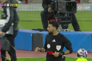 胜利多打一人！巴赫布里击打西马坎被直红罚下！