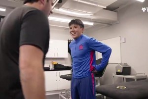 官方视角：徐彬加盟后与黄喜灿握手，与女友一同参观球场更衣室~