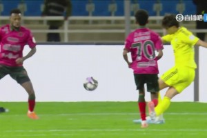 花式动作！菲利克斯禁区内插花脚射门被门将扑出！