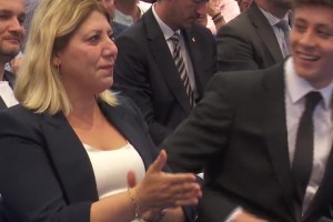 美好一刻：居莱尔发现母亲哭了后，很温柔地为母亲擦擦眼泪~