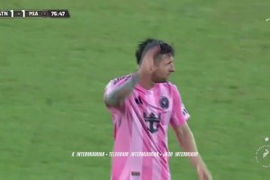 梅西被换下时，现场四万多名球迷起身为梅西鼓掌致敬！