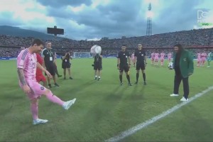 复刻经典！梅西赛前与“疯子门将”伊基塔进行开球仪式！