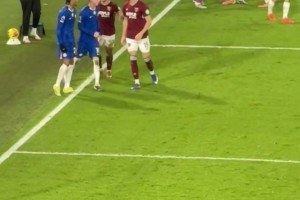 团结的蓝军！佩德罗被西汉姆联球员欺负，帕尔默挺身而出