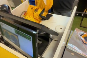 博主在狼队官方商店买到了徐彬球衣，并和店员唠嗑：徐彬很聪明