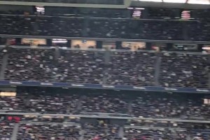 皇马赛前热身时，伯纳乌主场就再次爆发强烈嘘声