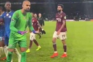 半场切尔西0-2落后，桑切斯对不满的球迷喊话：我们还有45分钟