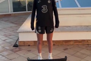 智力挑战？切尔西女足小游戏：双脚不能离地但要坐到椅子上！