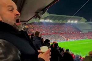 你唱的肯定最好听！《悲惨世界》阿飞叔在安菲尔德高歌！